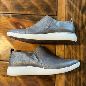 JOHNSTON & MURPHY Dakota Cap Toe Metallic Slip On Sneaker Pewter NWOT size 9